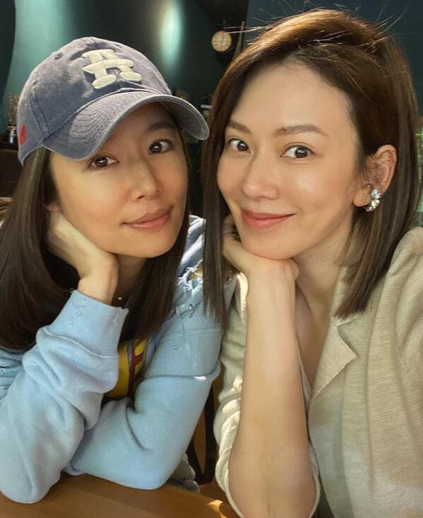 林心如约闺蜜吃饭晒自拍 素颜出镜状态超好